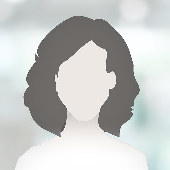 Silhouette einer anonymen weiblichen Person mit mittellangem Haar vor unscharfem Hintergrund.